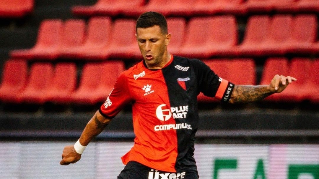 ¿Cuáles son los futbolistas de este clásico que vistieron la camiseta del rival?