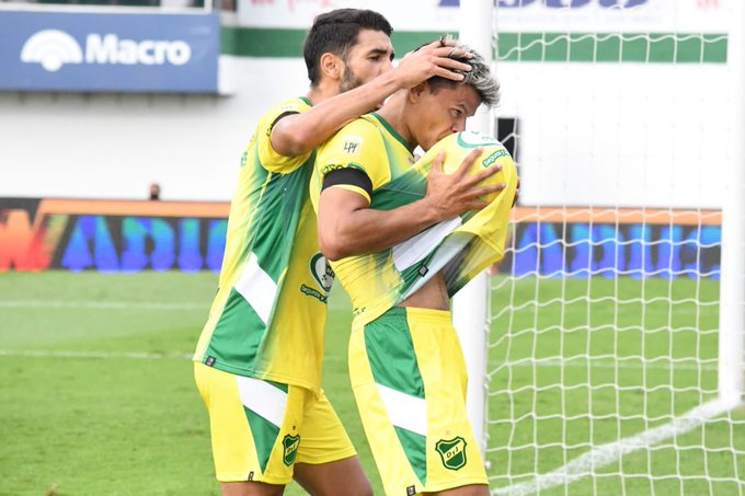 Con dos goles de Walter Bou, Defensa superó a Huracán