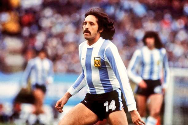 Con dolor, el mundo del fútbol le dice adiós a ese delantero letal que hizo gritar al país