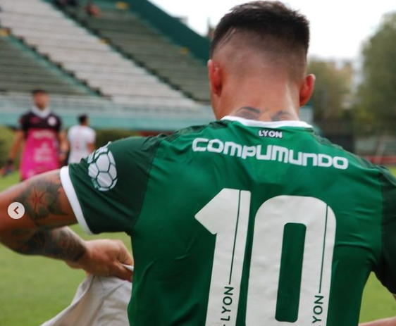 Brian Fernández, un posteo y las respuestas del mundo del fútbol para el delantero