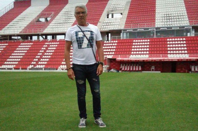 Pepe Castro y un afectuoso saludo a un compañero Tatengue