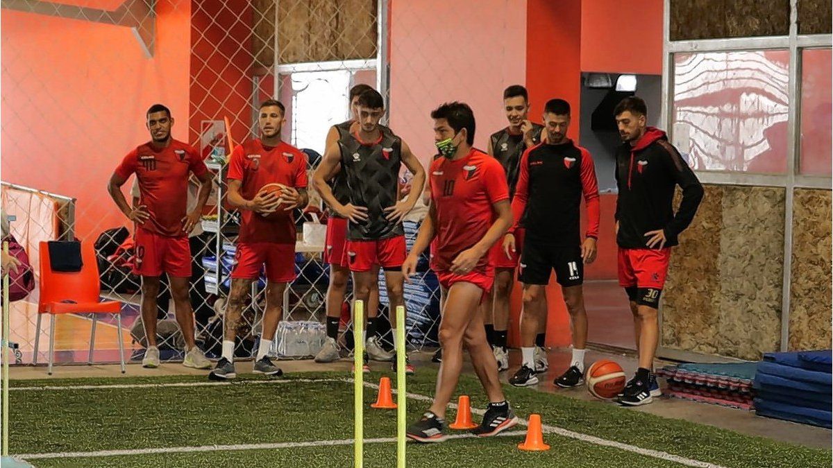 Colón entrena en River y el DT define los once para visitar a Platense