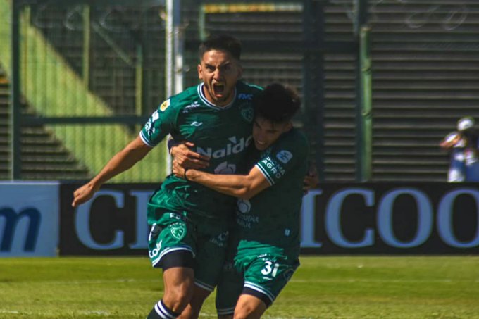 Con dos goles del hijo del Bocón Torres, Sarmiento se hizo fuerte en la adversidad