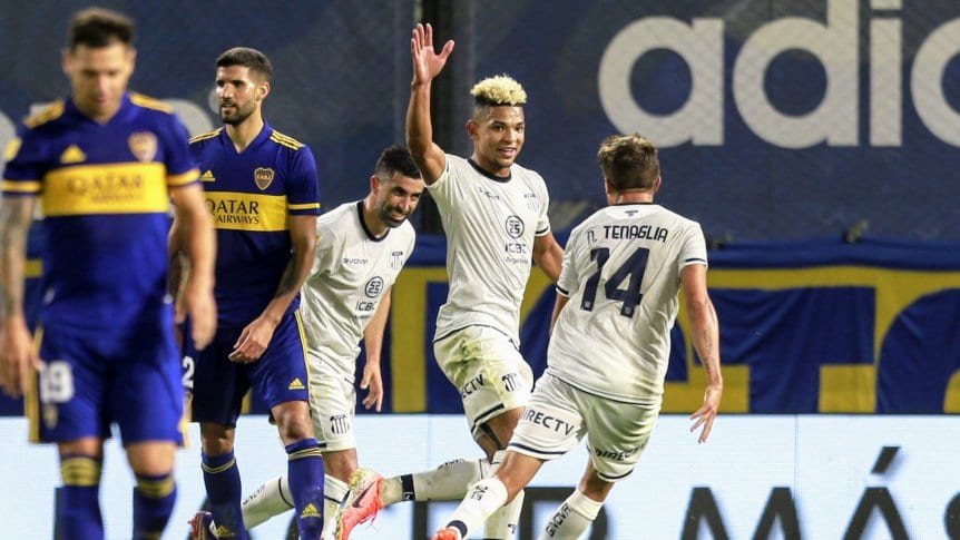 Talleres le ganó en el final a Boca en La Bombonera