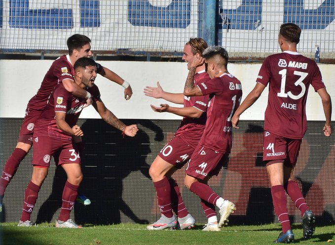 En La Plata, Lanús se trepó a la cima de la tabla a la espera que juegue Vélez