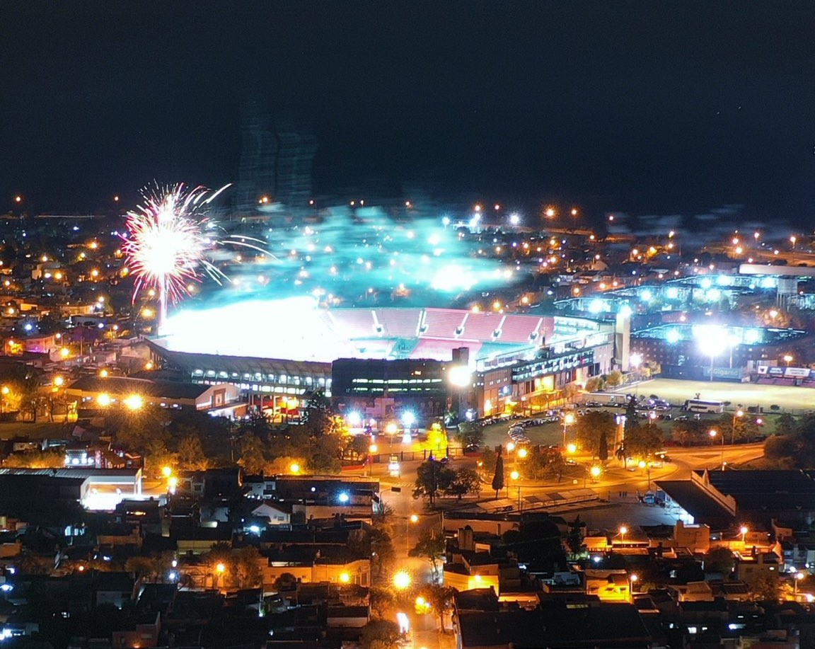 Video: Colón fue recibido de manera estruendosa por los vecinos del estadio