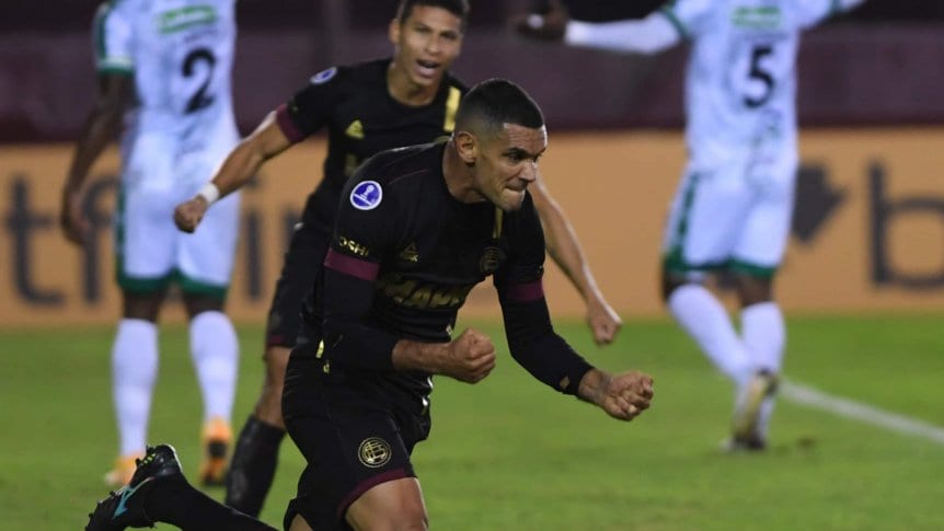 Lanús goleó a La Equidad pero quedó sin chances