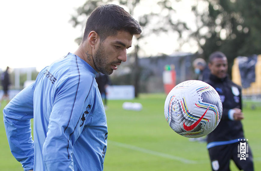 Uruguay prepara un ataque con De La Cruz, Cavani y Suárez para el debut con Argentina