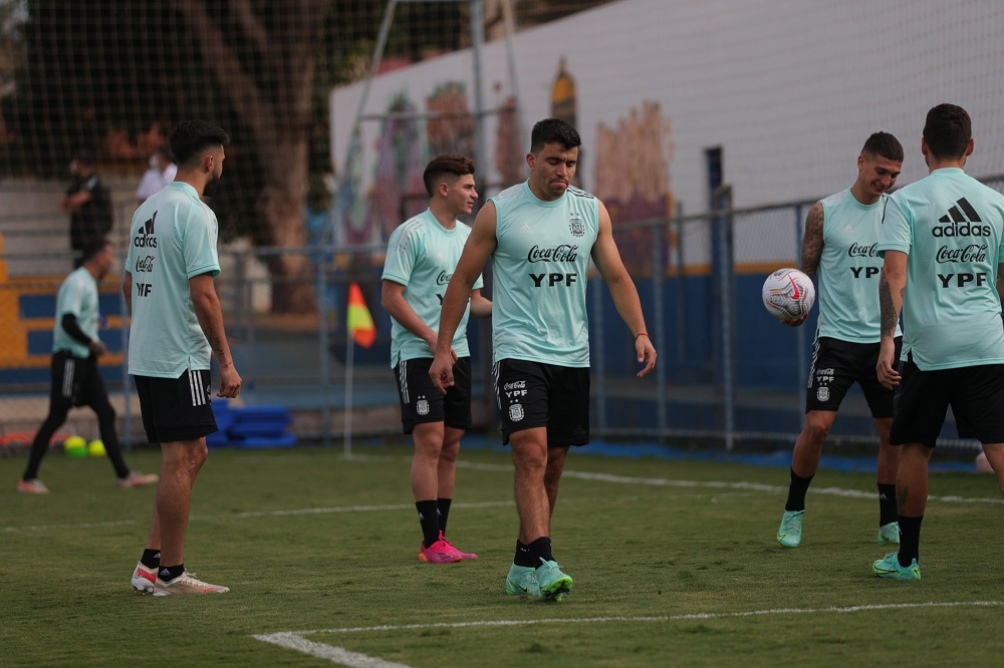 Scaloni piensa en un nuevo equipo, entre jugadores agotados y amonestados