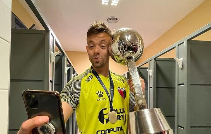 Burián dijo que «sí» y seguirá siendo el arquero de Colón