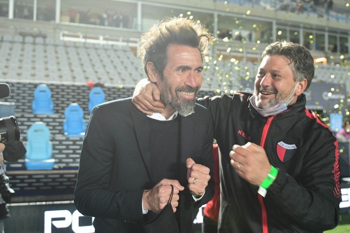 Domínguez festejó el título como su suegro, el «Virrey»