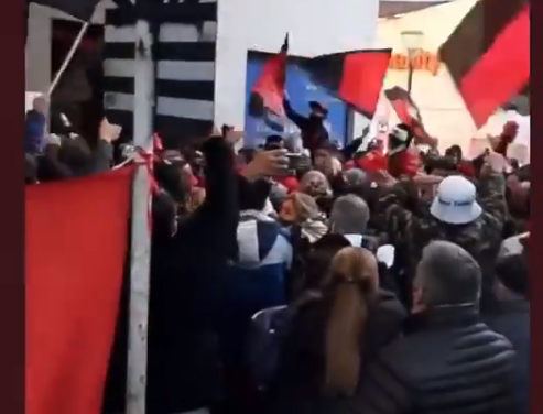 Hubo un banderazo de hinchas de Colón en Buenos Aires en la previa del debut