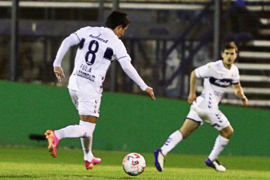 Después de ganar la final con Colón, cómo fue el debut del Pulga en GyE