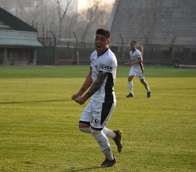 Brian Fernández marcó dos goles y lleva 10 en el torneo