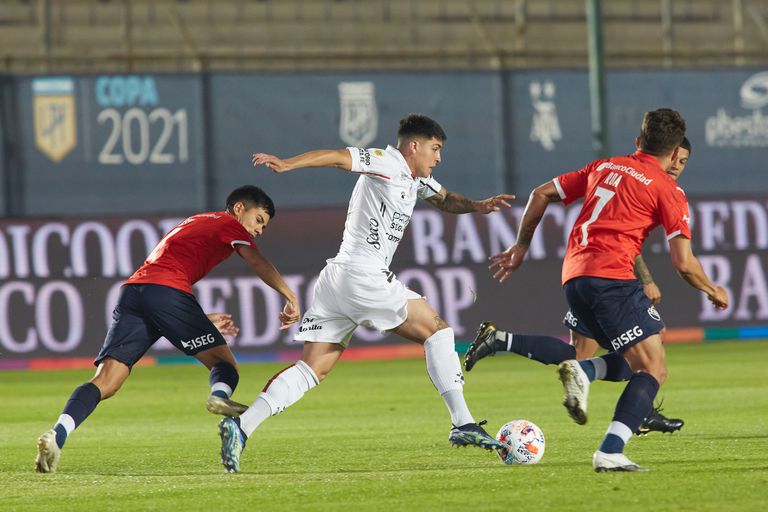 Duelo de «punta» en Avellaneda: Colón visita a Independiente