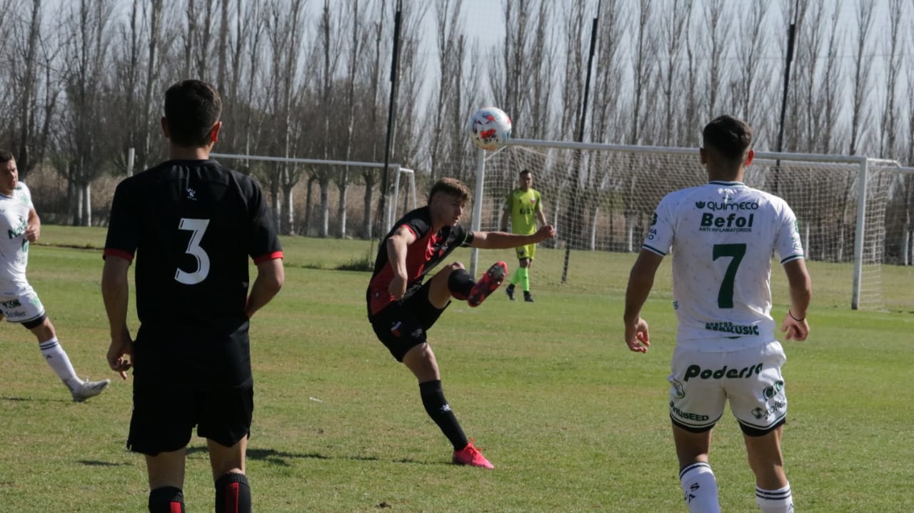 Reserva: Colón le ganó al campeón y lidera