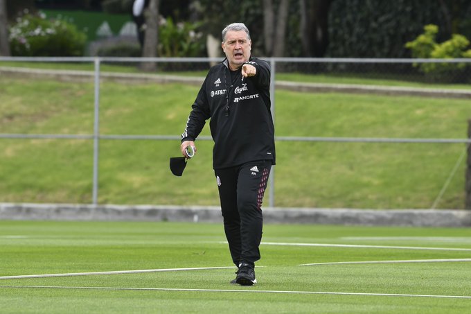 A un ex DT de Colón no le cedieron los jugadores y explotó contra la FIFA