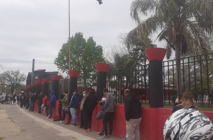 Ante la inminente vuelta del público, los hinchas de Colón acudieron en masa a la sede