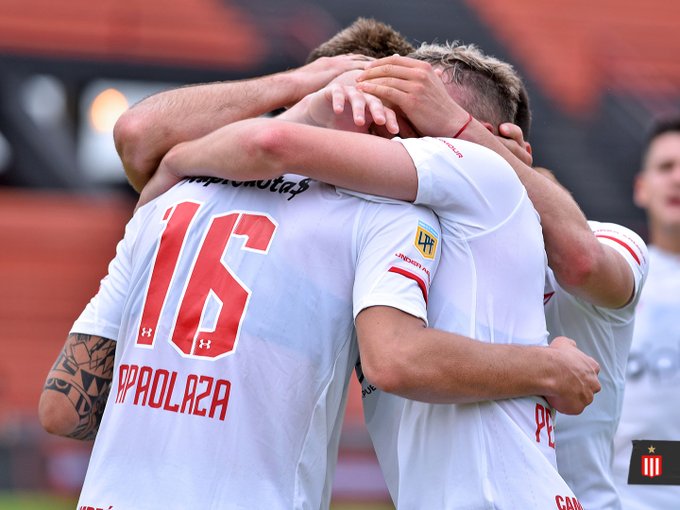 Sufrido triunfo de Estudiantes en Paraná para seguir prendido a la pelea