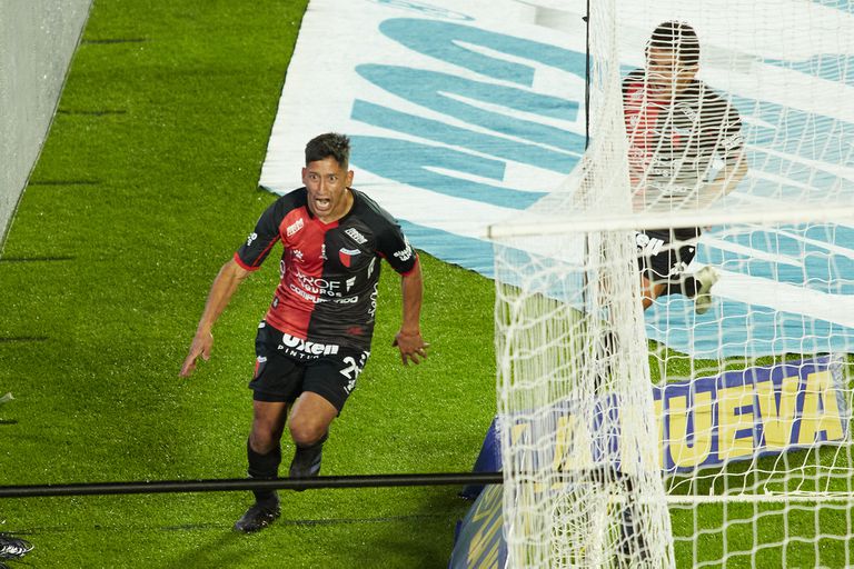 Colón saldó su deuda con Chacarita por Aliendro