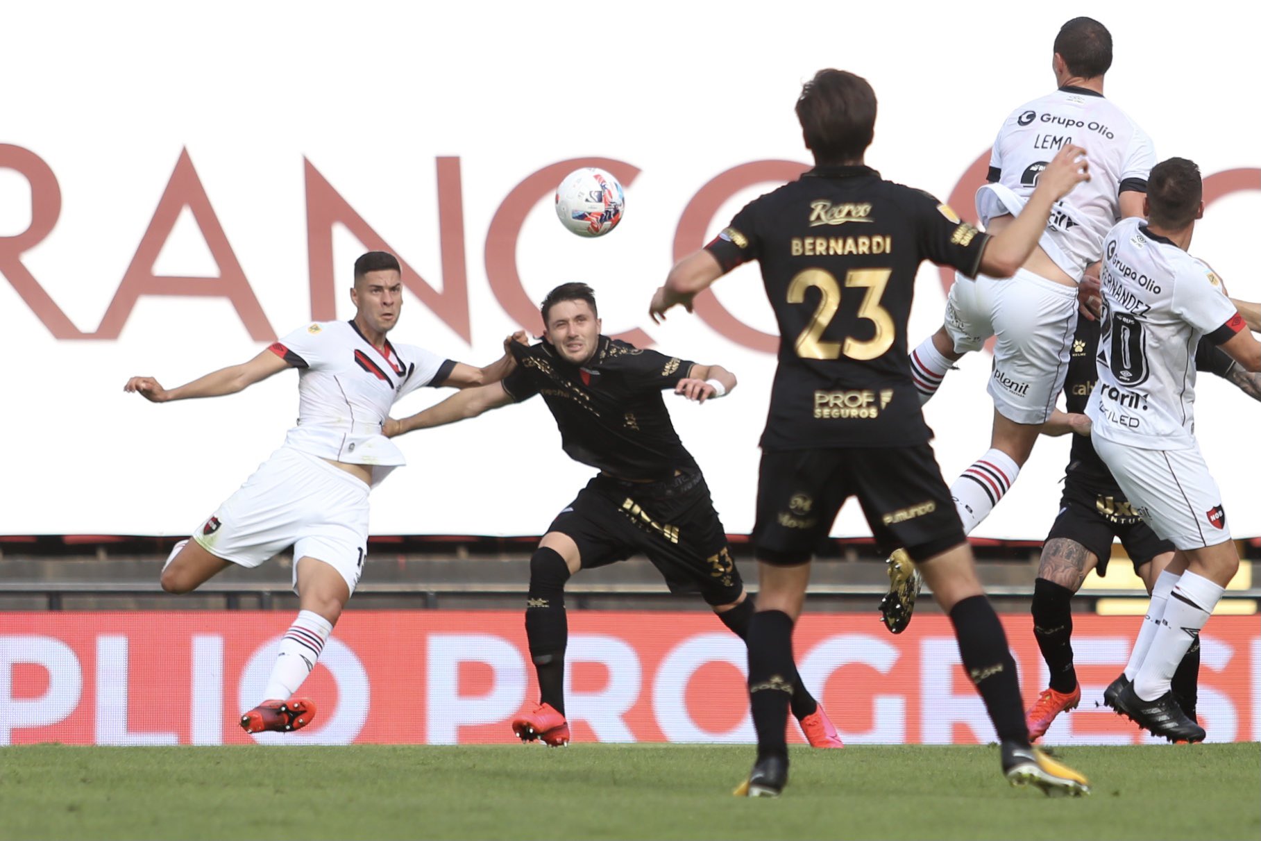 Colón otra vez se tuvo que conformar con un empate de local