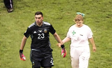 Estallaron los memes luego de la insólita interrupción del clásico sudamericano