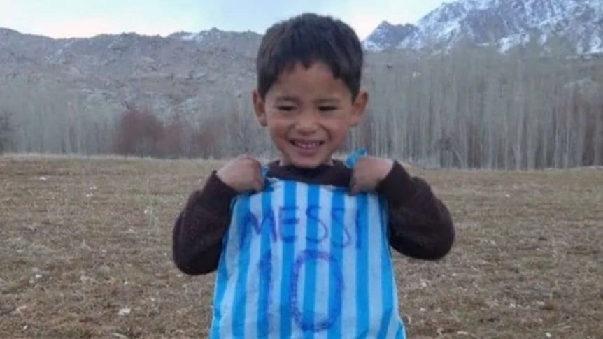 La dolorosa súplica del nene afgano fan de Messi: «por favor, sálvenme de esta situación»
