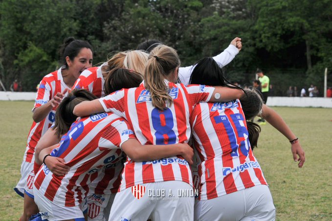 Unión goleó a Colón en la final de fútbol femenino y se quedó con el título