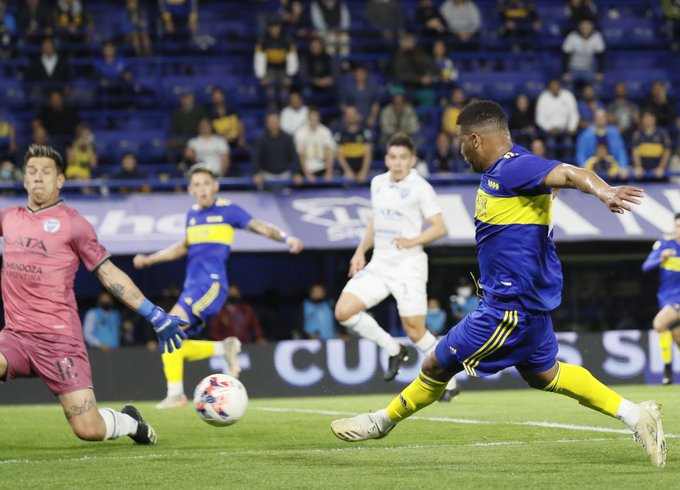 Boca se impuso ante Godoy Cruz y no se baja de la pelea