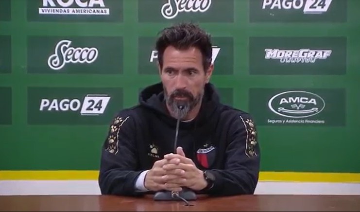 Domínguez se cansó y habló de los arbitrajes: Espinoza, Pitana, los penales y más