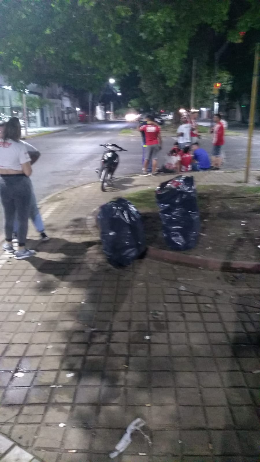 Tomaron cartas en el asunto: hinchas del Tate limpiaron la zona de Bulevar y 1 de Mayo