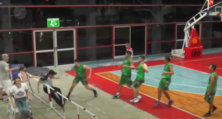 Video: Tremenda agresión a un árbitro de básquet en Reconquista