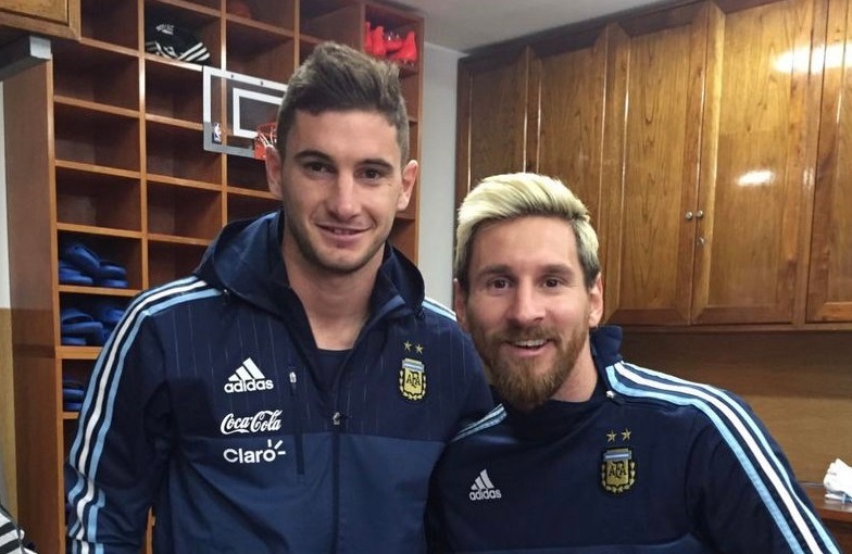El saludo del Pipa Alario a Messi por su nuevo balón de oro