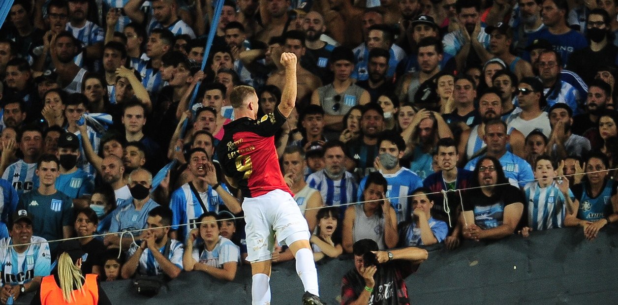 Triunfazo en Avellaneda: Colón lo dio vuelta y fue otra vez  verdugo de Racing