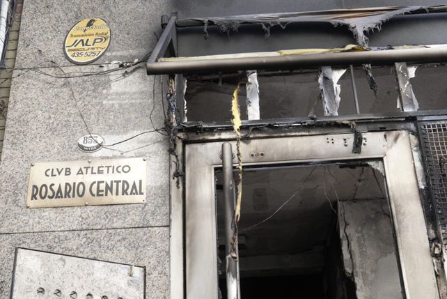 Feroz ataque: Incendiaron la sede de Rosario Central