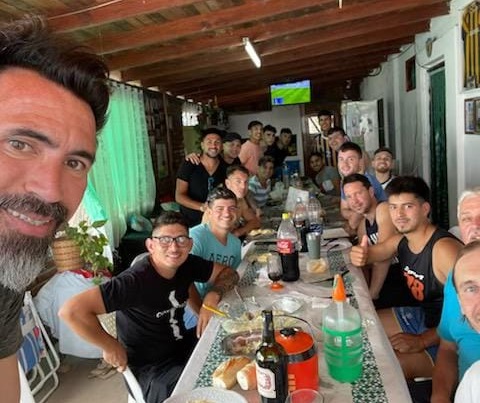 Domínguez aprovechó el domingo libre para visitar a un viejo amigo que vuelve a jugar al fútbol