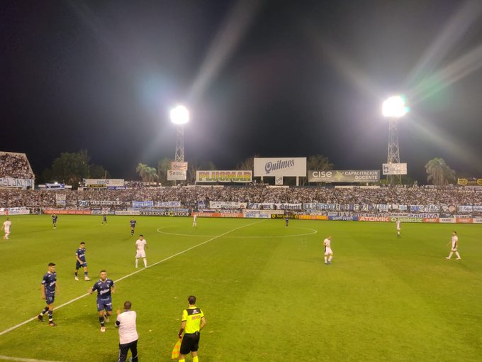 Un ex Unión aprovechó un escandaloso fallo arbitral para darle a Quilmes el pase a la final
