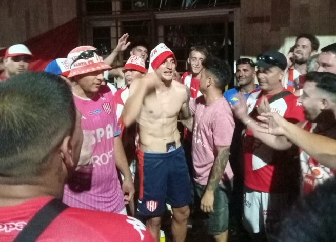 Video: el jugador de Unión que se fue a Boulevard a festejar con los hinchas
