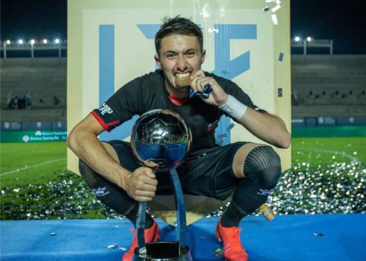 Colón oficializó la renovación del hincha, pilar defensivo y campeón
