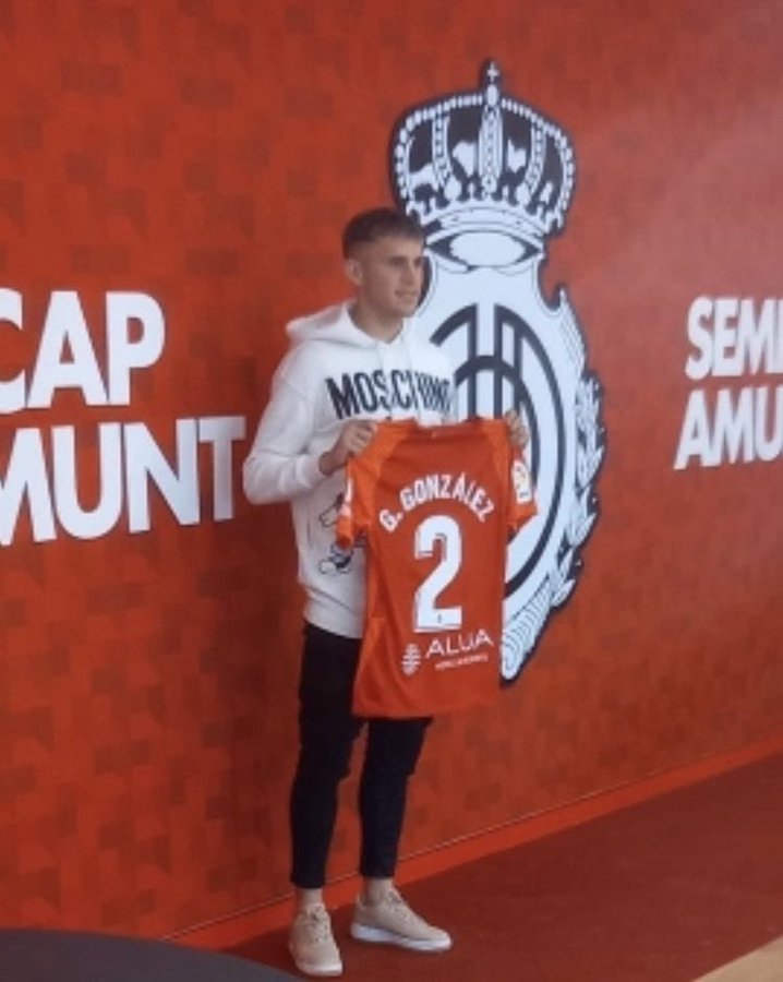El lateral que sondearon Colón y River fue presentado en un club español
