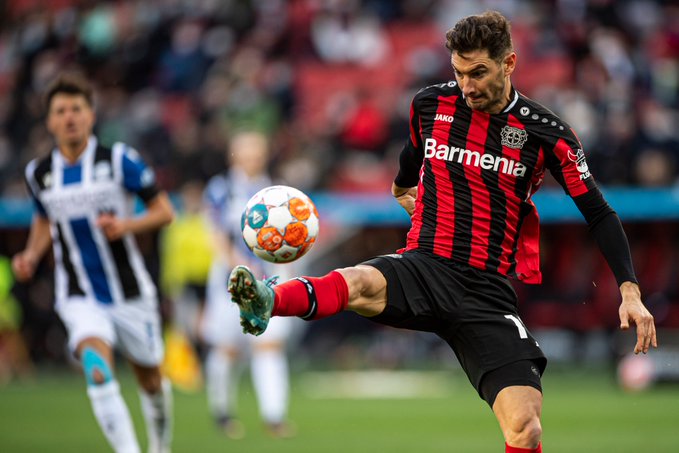 Alario volvió a convertir en la victoria del Leverkusen