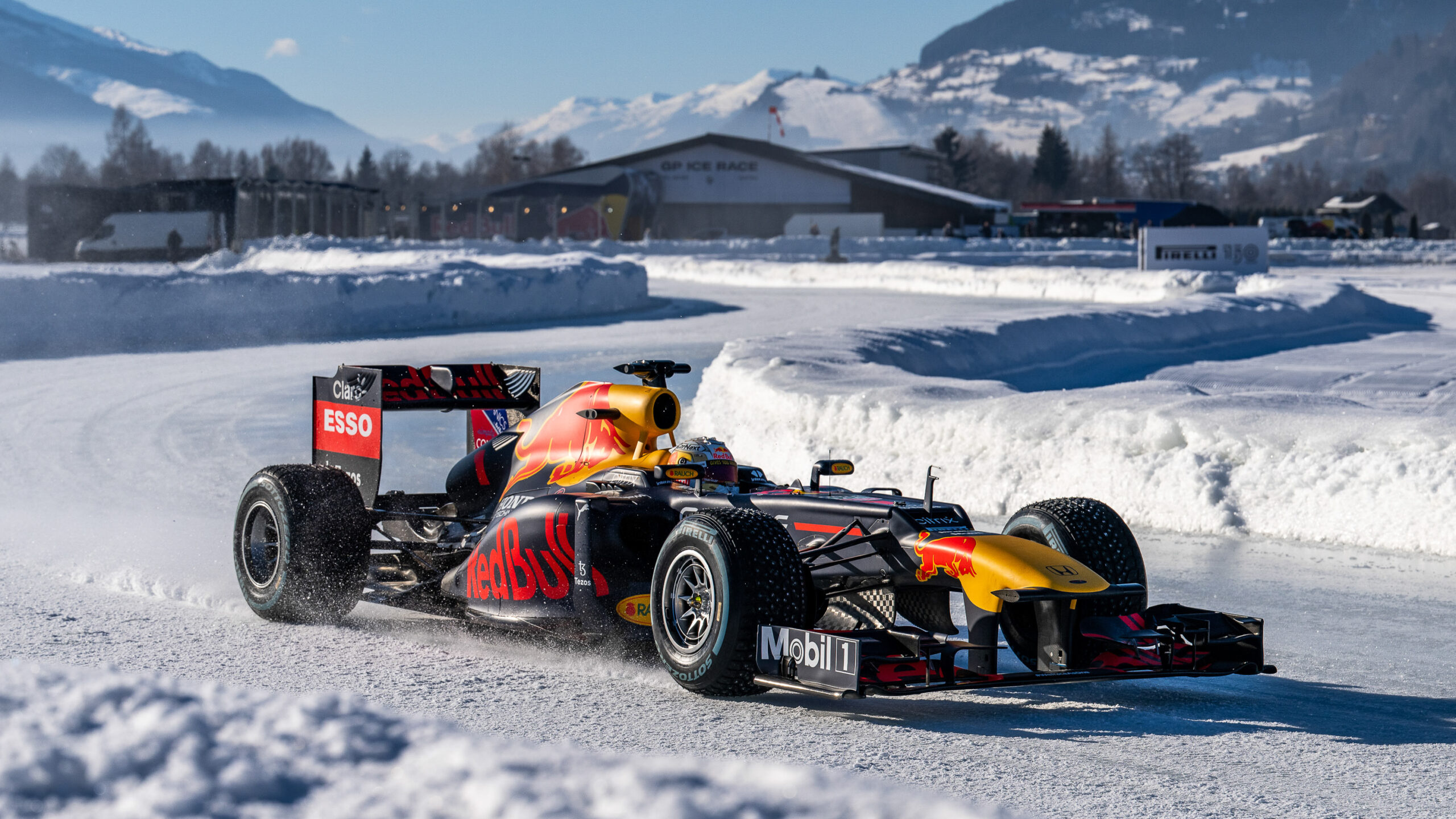 Verstappen deslumbra con su Red Bull en la nieve