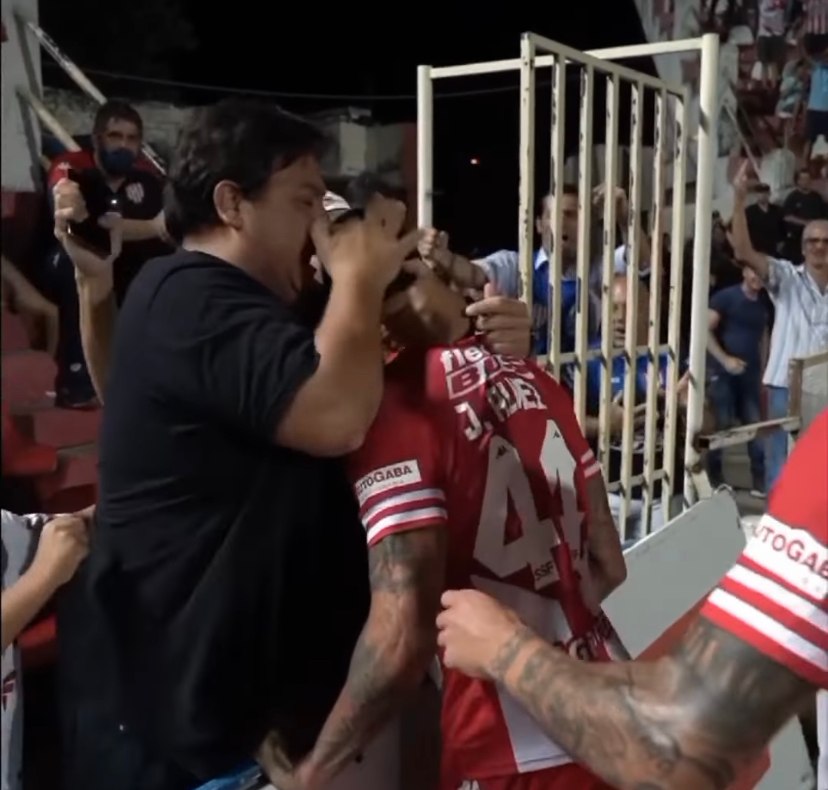 Video: No es la primera vez que el «Loco» Alvez celebra abrazado con los hinchas