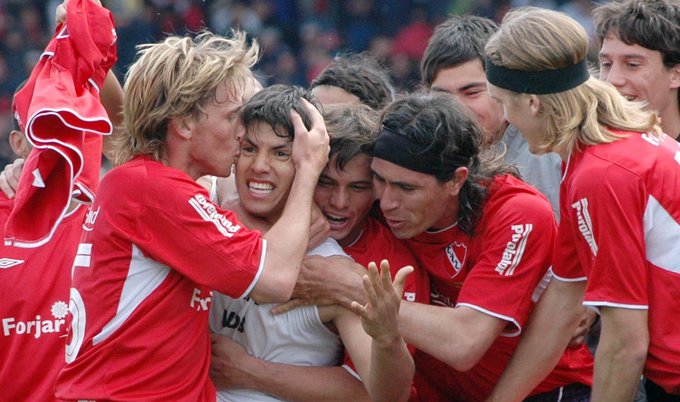 En medio del clásico de Avellaneda, el Kun Agüero bancó a Domínguez y elogió a un ex Colón
