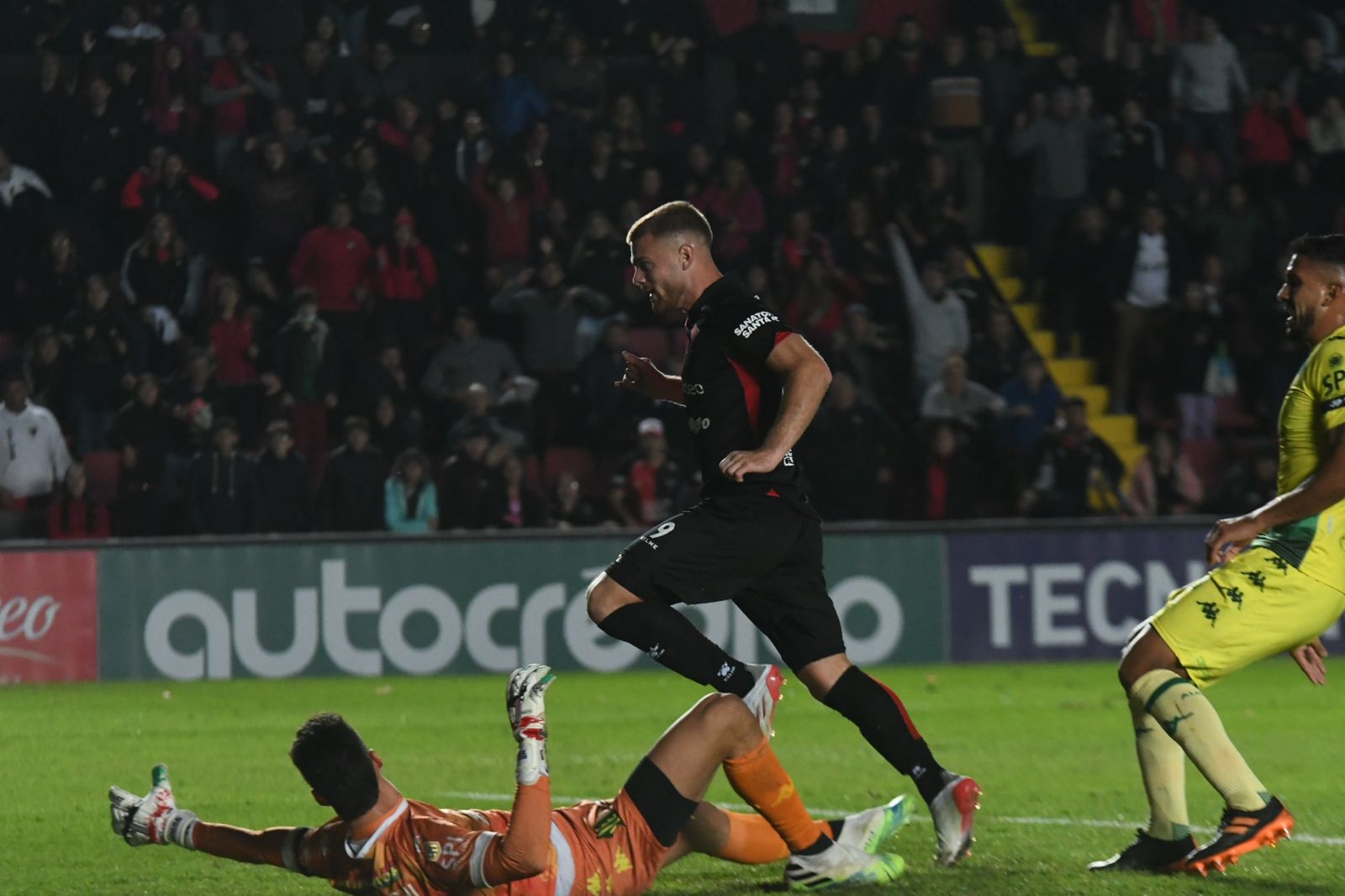 Colón perdió de local y llega a la Libertadores con cuatro sin ganar