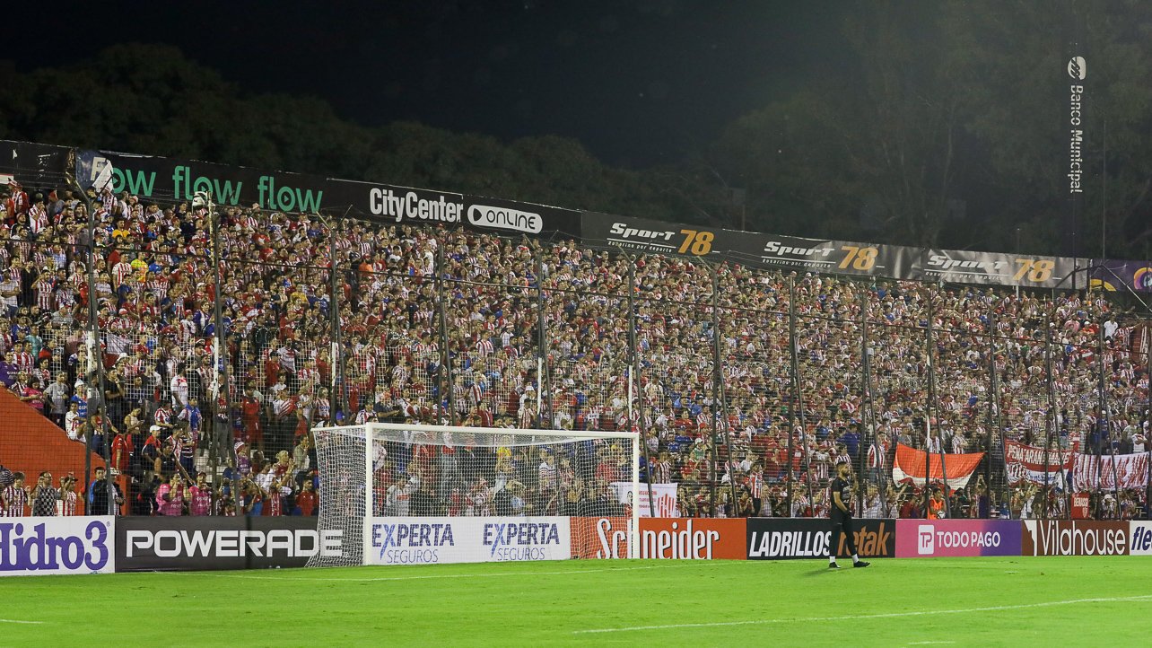 Interesante respuesta de público Tatengue en cancha de Newells