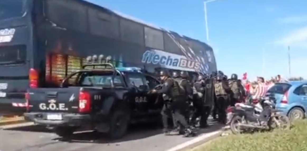 Video: los incidentes entre hinchas de Unión con la policía y la reacción de uno de los jugadores