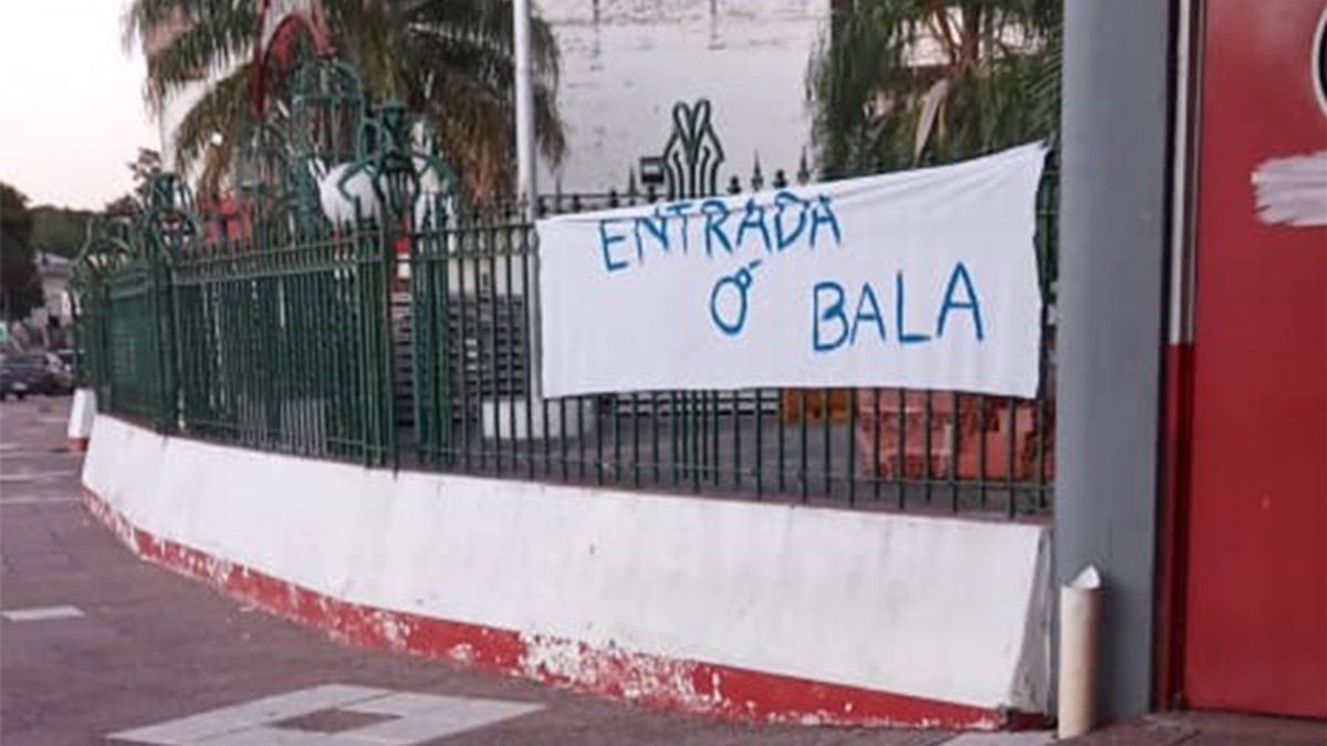 Colgaron una amenaza intimidante frente a Unión