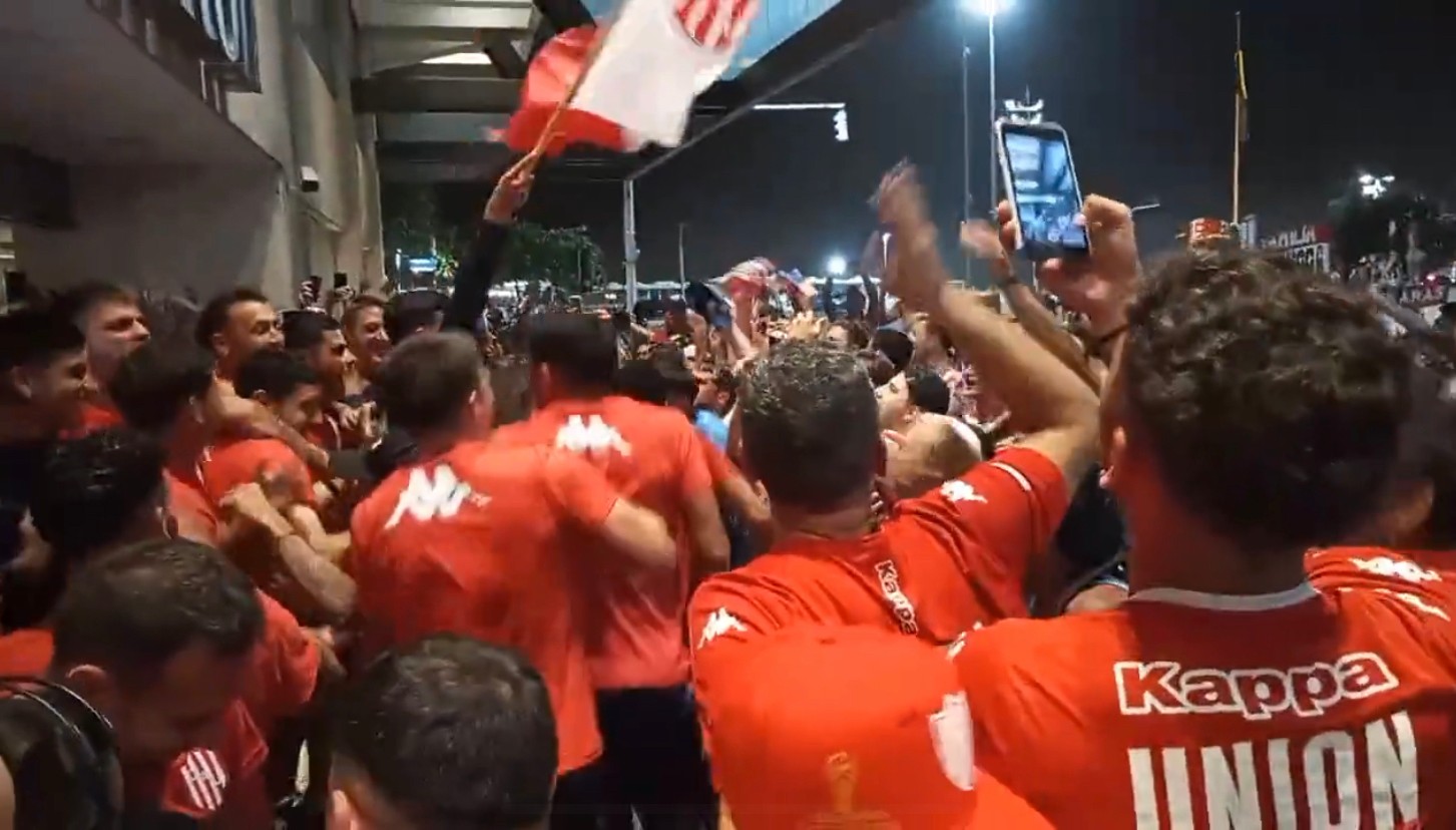 Video: el plantel de Unión cantó con los hinchas en el banderazo en Río de Janeiro