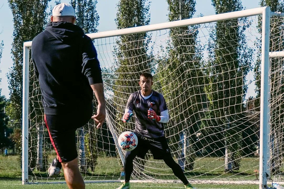 Colón pone la cabeza en el duelo ante Olimpia